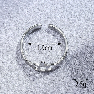Vue détaillée bague couronne argentée avec 1,9cm de diamètre et poids 2,5g