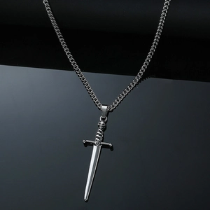 Detailansicht von Punk Totenkopf Dolch Anhänger an silberner Kette mit Spiegelung
