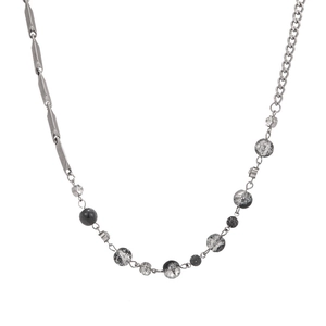 Collana asimmetrica in acciaio al titanio con perle effetto ghiaccio e maglie geometriche