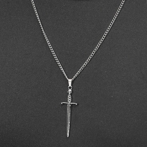 Detailansicht des silbernen Totenkopf- und Dolchanhängers im Vintage-Punk-Gothic-Stil