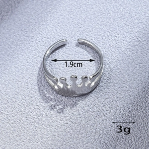 Polished silver adjustable crown titanium steel ring weighing 3g with 1.9cm inner diameter