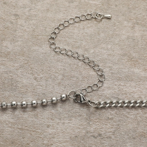 Collana minimalista geometrica in acciaio al titanio con catene a giuntura e stella a croce