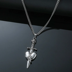 Nahaufnahme des gotischen Totenkopf-Dolch-Herz-Anhängers mit Metalleffekt