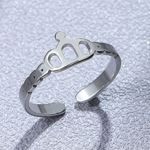 Vue macro d'une bague couronne argentée au design évidé avec anneau ouvert ajustable