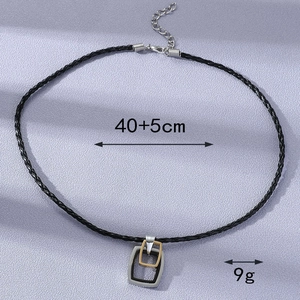 Dettaglio della collana con pendente rettangolare con misure 40+5cm e peso 9g