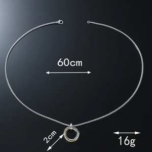 Dettaglio della catena d'argento da 60cm e del ciondolo a triplo anello da 2cm