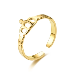 Vue de dessus d'une bague couronne dorée avec anneau réglable et ornements de perles