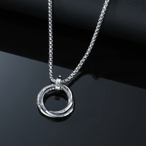 Collana in acciaio inossidabile argento con pendente a tre anelli intrecciati e zircone