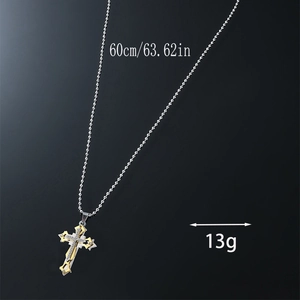 Détail du pendentif croix multicouche avec strass et chaîne à billes argentée de 60cm