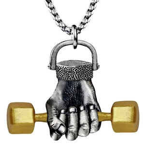 Collier pour homme avec pendentif poing tenant un haltère doré sur chaîne argent