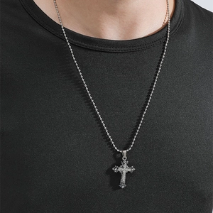 Collier croix gothique argentée pour homme avec cristaux sertis et chaîne à billes