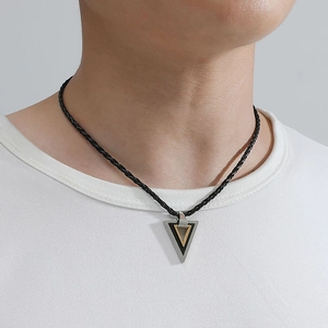 Collana con tre triangoli annidati in argento nero e oro su cordoncino nero