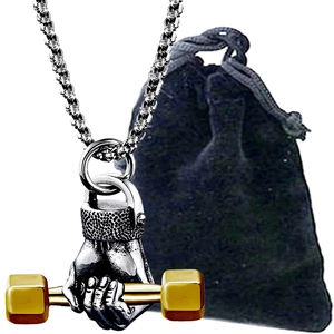 Pendentif haltère avec poing fermé sur collier sport et pochette velours noir