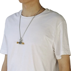 Collier avec pendentif poing et haltère en argent et or sur une chaîne boîte pour homme