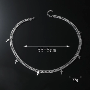 Détail du collier à maille gourmette argentée de 55cm avec pendentifs croix multiples