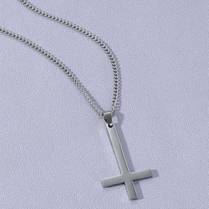 Collier minimaliste pour hommes avec pendentif croix inversée en acier inoxydable poli