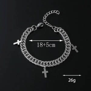 Bracelet gourmette en argent poli avec trois pendentifs croix et fermoir mousqueton