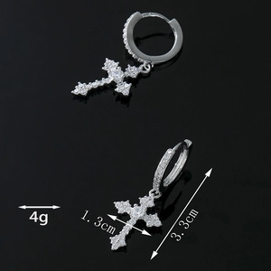 Détail de boucles d'oreilles croix en argent S925 pavées de zircon avec mesures de taille