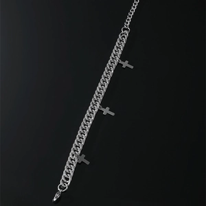 Bracelet gourmette argenté pour homme avec trois pendentifs croix et fermoir mousqueton