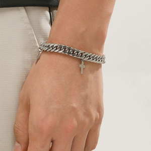 Bracelet gourmette en acier titane argenté poli avec plusieurs pendentifs croix au poignet