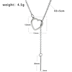 Détail collier cœur en acier argenté avec pendentif cœur 12x13mm et barre de 30mm