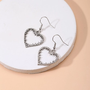 Boucles d'oreilles cœur punk Y2K argentées avec épines sur socle en pierre blanche