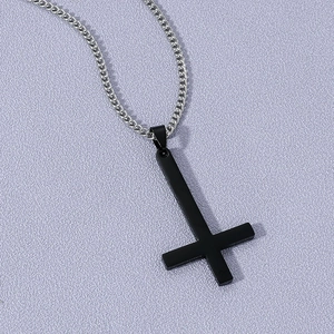 Collier punk gothique pour homme avec croix renversée noire et chaîne en acier
