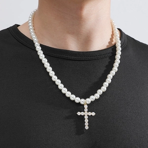 Collier de perles unisexe avec un pendentif croix en strass étincelants sur vêtement noir