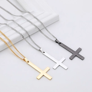 Colliers croix inversée minimalistes en acier inoxydable doré, argenté et noir mat
