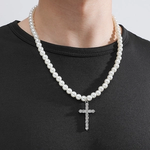 Collier de perles unisexe avec un pendentif croix en strass étincelants sur un t-shirt noir