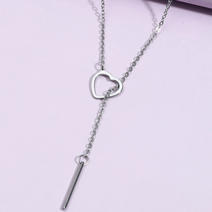 Collier en Y minimaliste en acier inoxydable avec cœur et barre, vue diagonale
