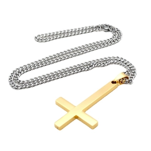 Collier pour hommes en acier titane avec pendentif croix inversée dorée