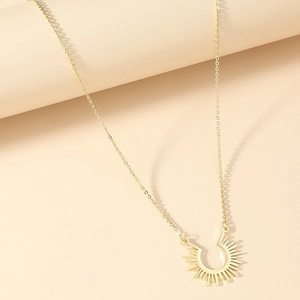 Goldene Edelstahlkette mit geometrischem Sonnenblumen-Anhänger auf einem hellen Ständer