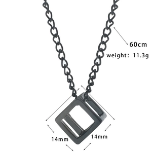 Vue détaillée du collier pendentif cube évidé avec chaîne de 60cm et dimensions de 14mm