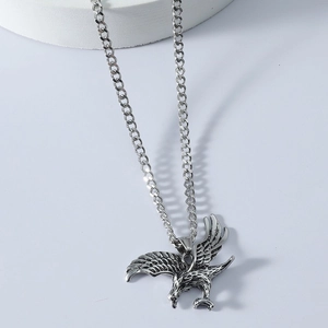 Collier avec pendentif aigle vintage en acier inoxydable et chaîne cubaine sur socle