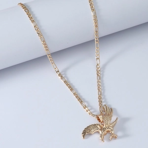 Collier aigle vintage doré avec ailes déployées sur une chaîne Figaro en acier