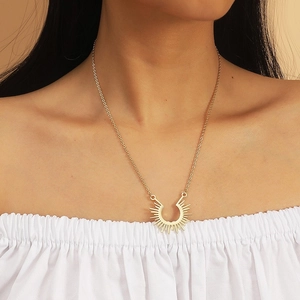 Klassische Edelstahl Halskette mit Sonnenstrahl Anhänger in Gold an einem Modell präsentiert