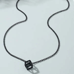 Vue détaillée d'un collier avec pendentif cube creux géométrique en noir mat