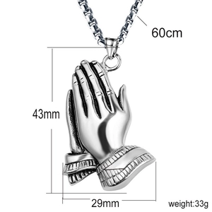 Vue macro du pendentif mains en prière vintage avec dimensions 43mm et 29mm sur chaîne 60cm