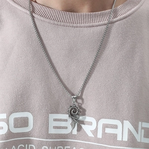Collier pendentif flamme phénix rétro en métal argenté sur mannequin en sweat violet