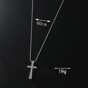 Collier croix argentée polie avec chaîne à billes de 60cm et détails de poids 19g