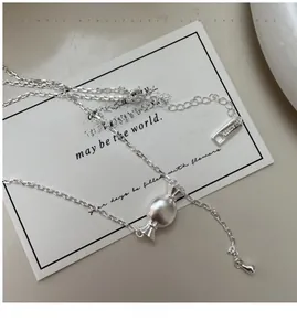 Dettaglio macro della collana in argento S925 con pendente a caramella e punzone