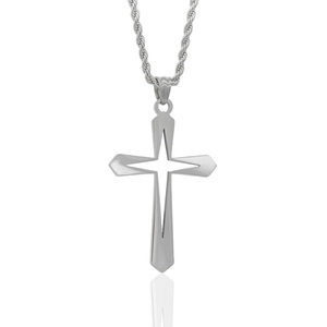Collier à pendentif croix argentée avec chaîne corde robuste sur fond réfléchissant