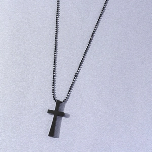 Pendentif croix rétro hip hop en alliage noir avec chaîne à perles sur fond bleu