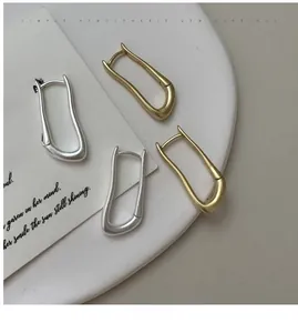Dettaglio ravvicinato di orecchini a cerchio opachi in argento sterling S925 oro e argento