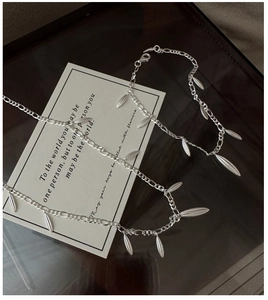 Detailed close-up of S925 sterling silver water-drop bracelet with seed pendants and lobster clasp