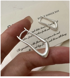 Dettaglio del marchio S925 su orecchino a cerchio geometrico opaco in argento sterling