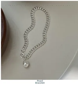 Détails d'un bracelet gourmette en argent sterling S925 avec un pendentif perle blanche
