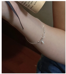 Close-up of S925 sterling silver snake chain bracelet featuring a white pearl charm
