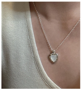 Détail du collier cœur en argent S925 avec texture martelée et pendentif en opale